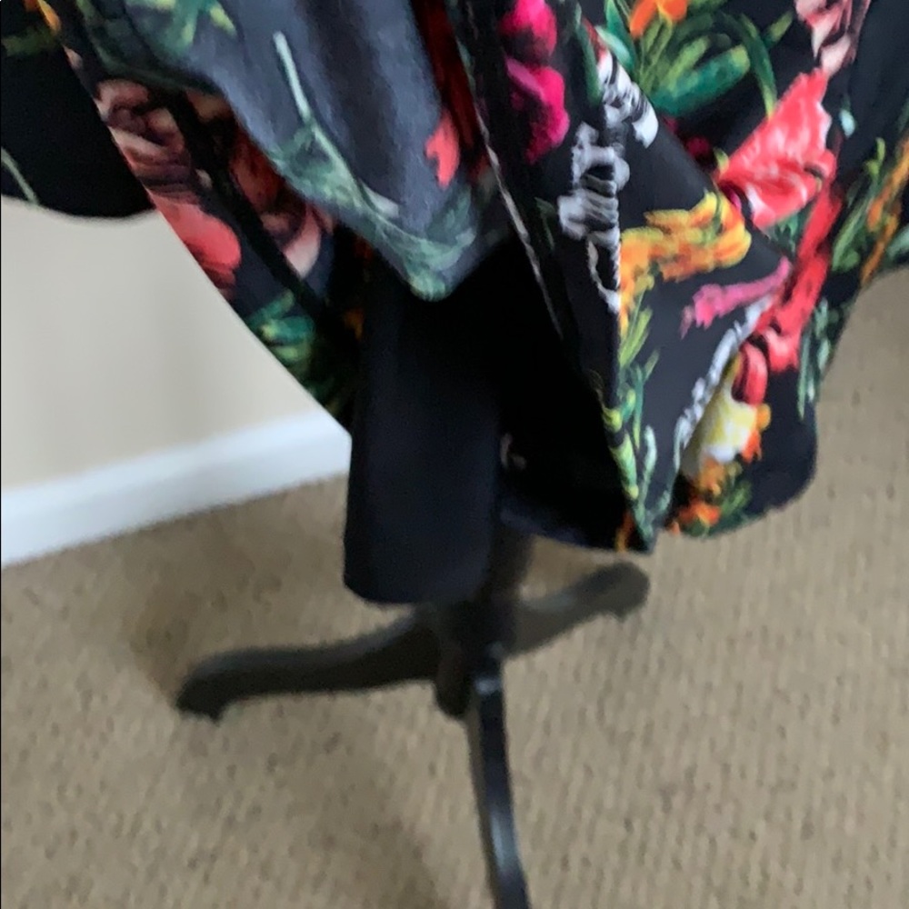 NWT Guess Beautiful, well structured dressy romper. Multicolored 1-28-21 - Picture 5 of 9